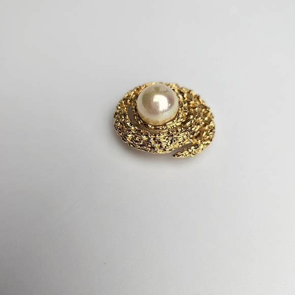 Vtg Gold Tone Crown Trifari Textured Spiral With Large Faux Pearl Brooch Signed - Picture 5 of 10